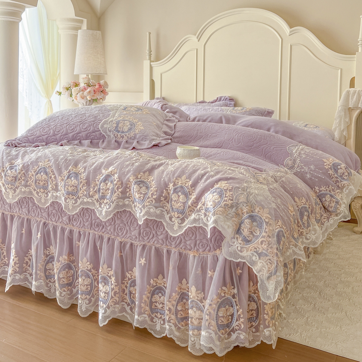 91家纺网 家纺一手货源 找家纺 恋尚 2025新款雕花牛奶绒绗缝夹棉床盖四件套-可可西里（控价305起） 可可西里-香芋紫