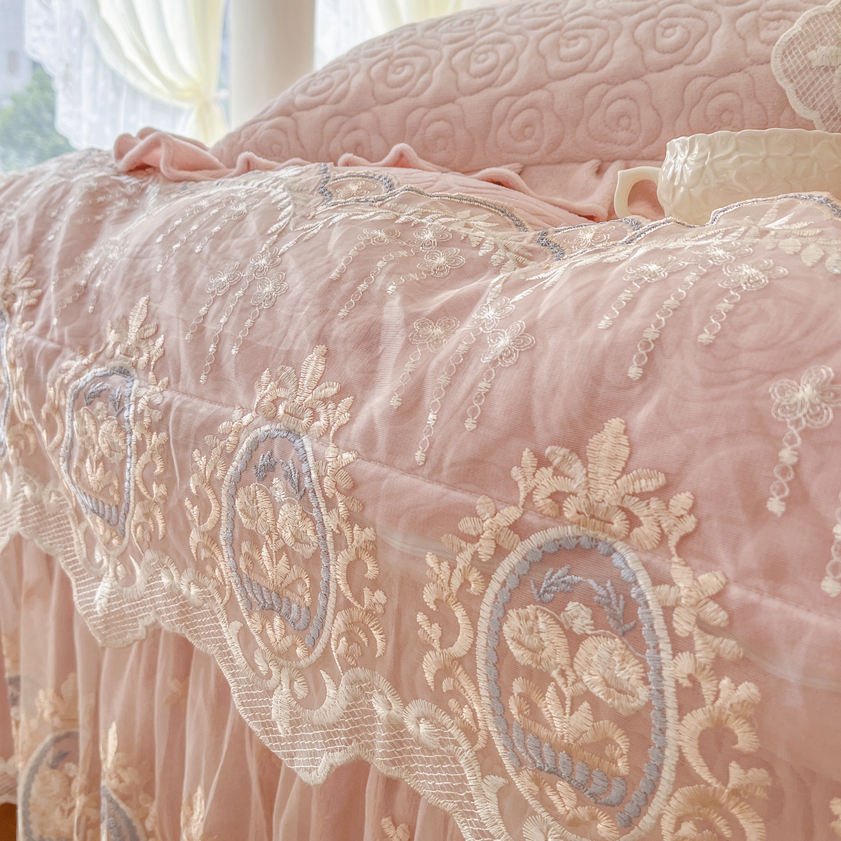 91家纺网 家纺一手货源 找家纺 恋尚 2025新款雕花牛奶绒绗缝夹棉床盖四件套-可可西里（控价305起） 可可西里-清新粉