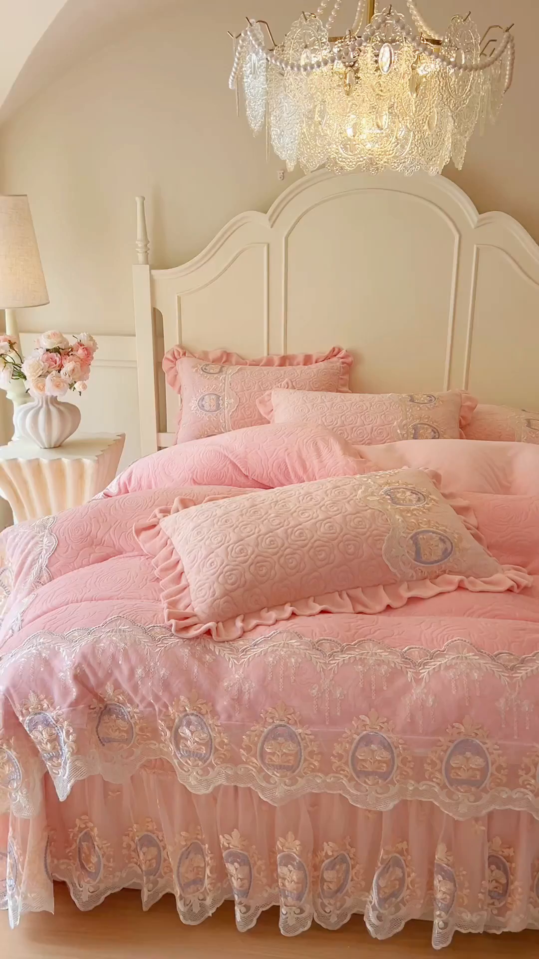 91家纺网 家纺一手货源 找家纺 恋尚 2025新款雕花牛奶绒绗缝夹棉床盖四件套-可可西里（控价305起） 可可西里-清新粉