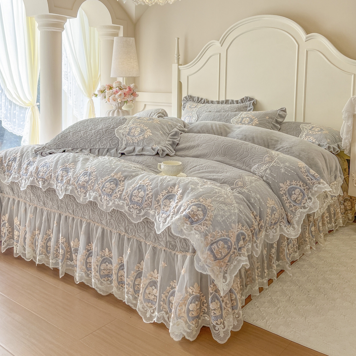 91家纺网 家纺一手货源 找家纺 恋尚 2025新款雕花牛奶绒绗缝夹棉床盖四件套-可可西里（控价305起） 可可西里-椰蓉灰
