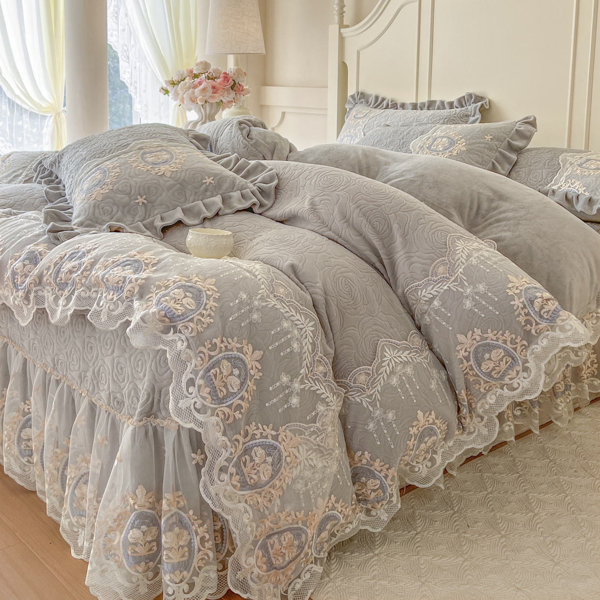 91家纺网 家纺一手货源 找家纺 恋尚 2025新款雕花牛奶绒绗缝夹棉床盖四件套-可可西里（控价305起） 可可西里-椰蓉灰