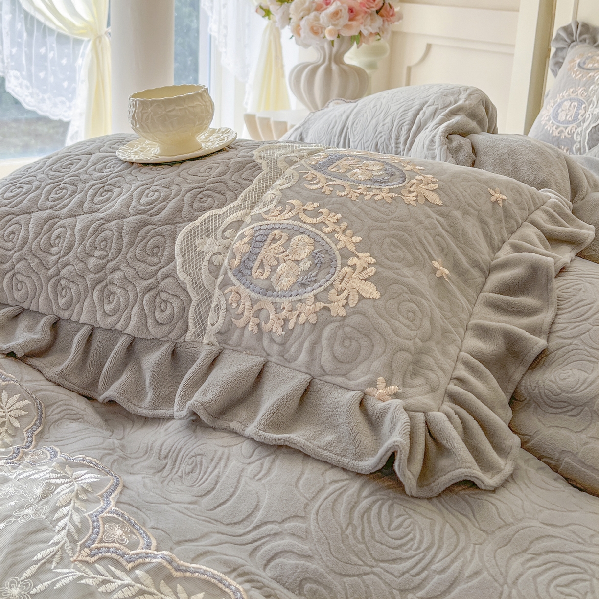 91家纺网 家纺一手货源 找家纺 恋尚 2025新款雕花牛奶绒绗缝夹棉床盖四件套-可可西里（控价305起） 可可西里-椰蓉灰
