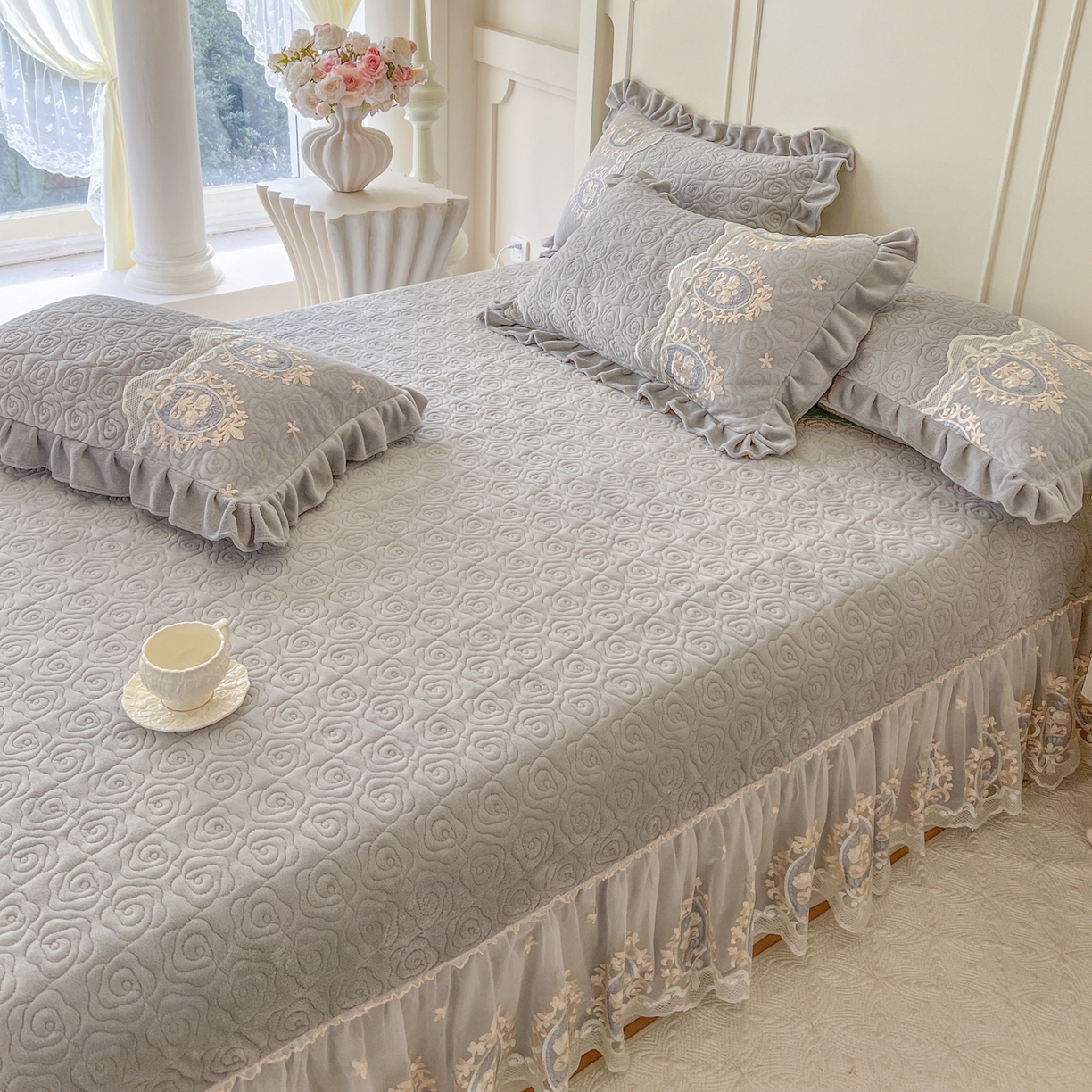 91家纺网 家纺一手货源 找家纺 恋尚 2025新款雕花牛奶绒绗缝夹棉床盖四件套-可可西里（控价305起） 可可西里-椰蓉灰