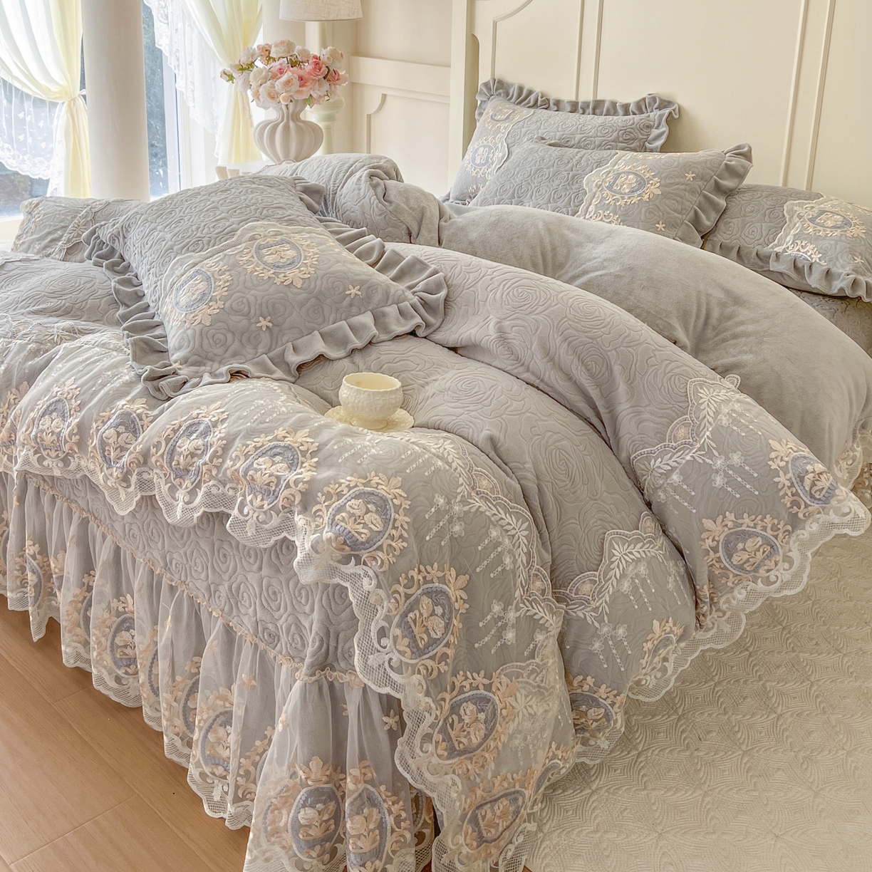 91家纺网 家纺一手货源 找家纺 恋尚 2025新款雕花牛奶绒绗缝夹棉床盖四件套-可可西里（控价305起） 可可西里-椰蓉灰