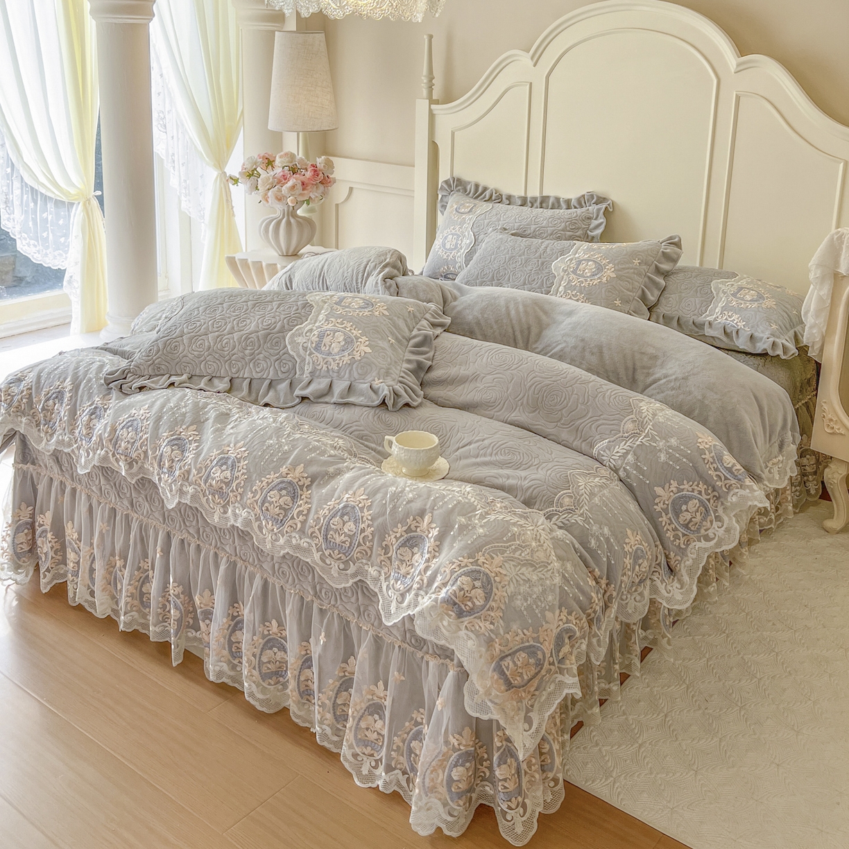 恋尚 2025新款雕花牛奶绒绗缝夹棉床盖四件套-可可西里（控价305起） 可可西里-椰蓉灰