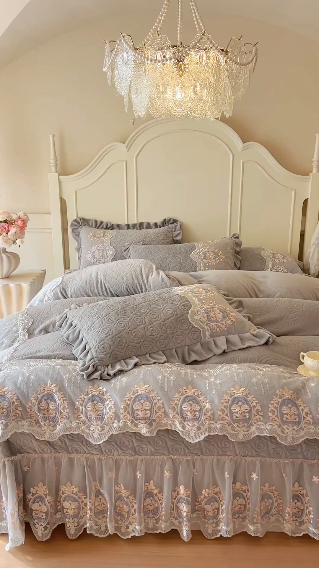 91家纺网 家纺一手货源 找家纺 恋尚 2025新款雕花牛奶绒绗缝夹棉床盖四件套-可可西里（控价305起） 可可西里-椰蓉灰