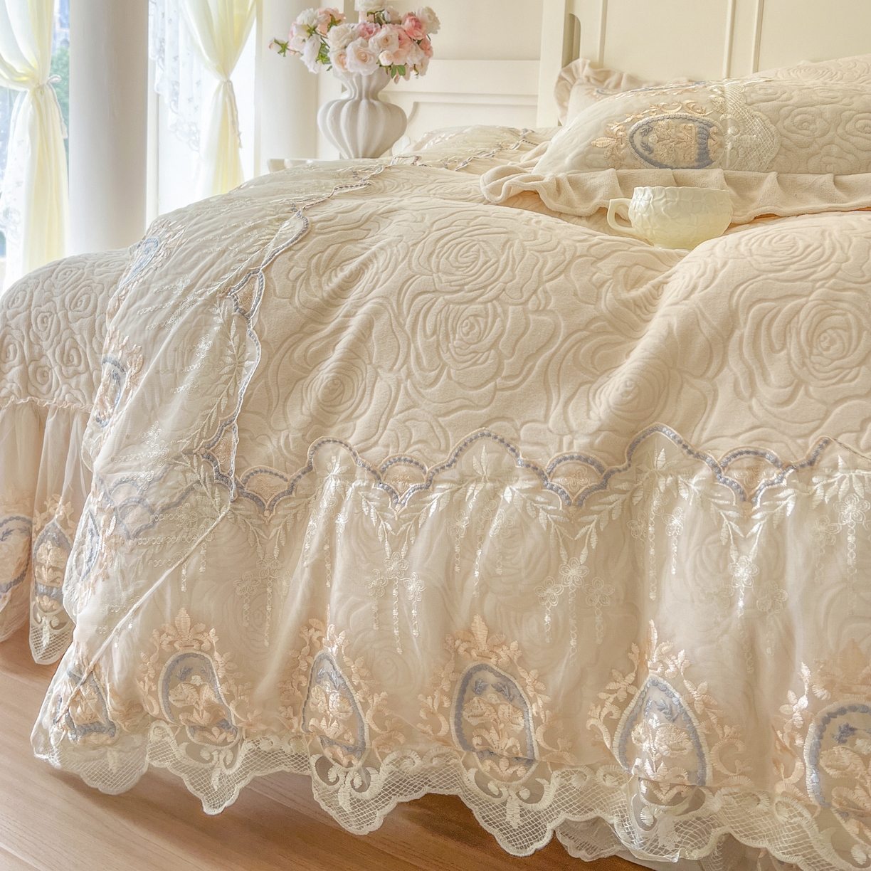 91家纺网 家纺一手货源 找家纺 恋尚 2025新款雕花牛奶绒绗缝夹棉床盖四件套-可可西里（控价305起） 可可西里-奶油白