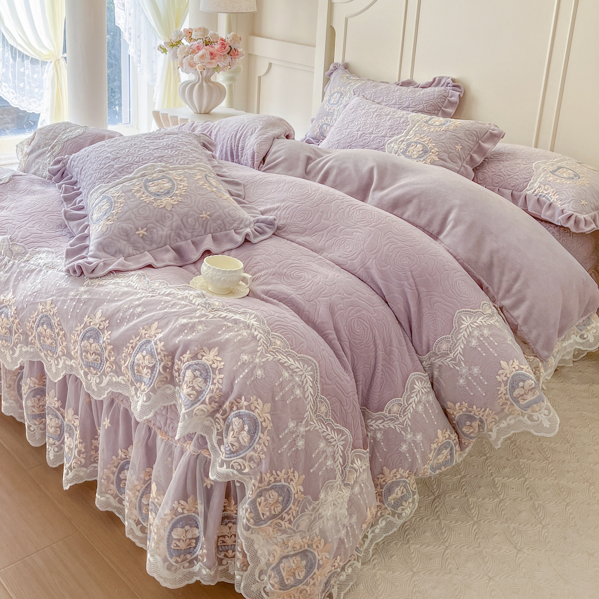 91家纺网 家纺一手货源 找家纺 恋尚 2025新款雕花牛奶绒绗缝夹棉床盖四件套-可可西里（控价305起） 可可西里-香芋紫