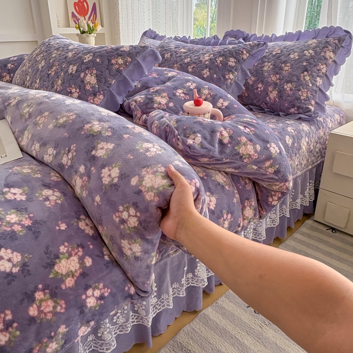 91家纺网 家纺一手货源 找家纺 浩浩家纺 2025新款舒适花边牛奶绒床盖四件套 手捧花