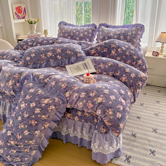 91家纺网 家纺一手货源 找家纺 浩浩家纺 2025新款舒适花边牛奶绒床盖四件套 手捧花