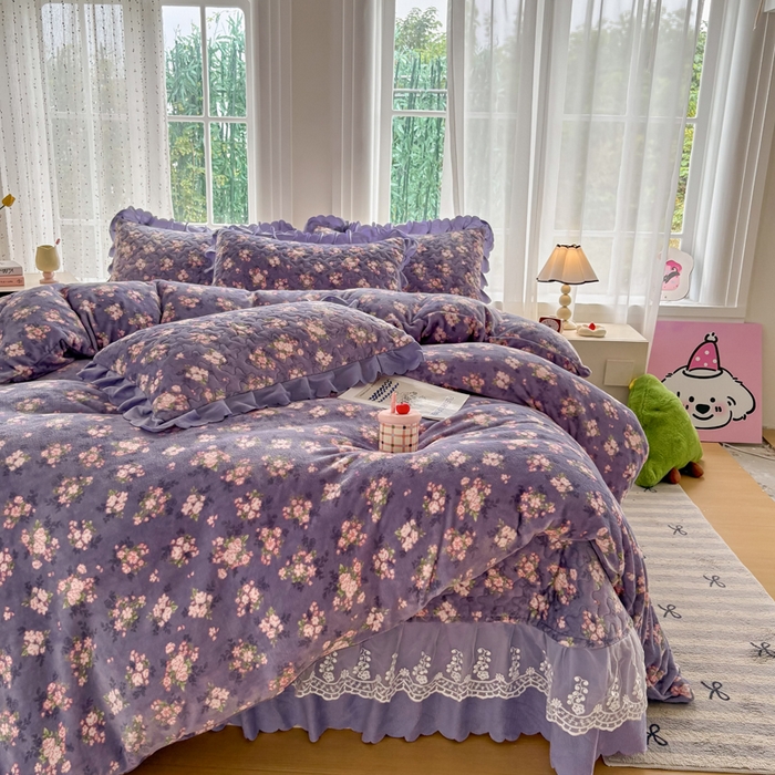 91家纺网 家纺一手货源 找家纺 浩浩家纺 2025新款舒适花边牛奶绒床盖四件套 手捧花