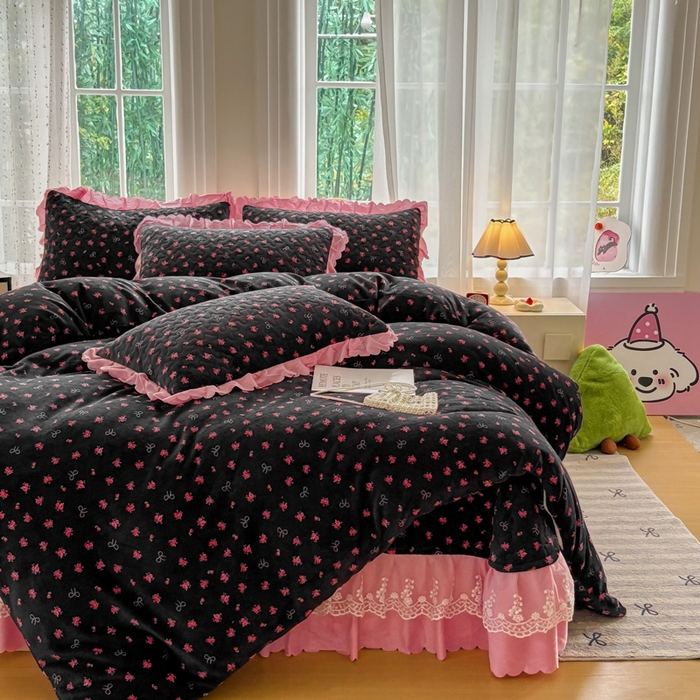 91家纺网 家纺一手货源 找家纺 浩浩家纺 2025新款舒适花边牛奶绒床盖四件套 粉花