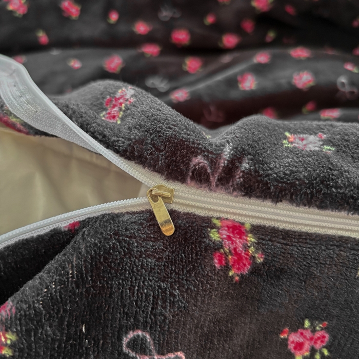 91家纺网 家纺一手货源 找家纺 浩浩家纺 2025新款舒适花边牛奶绒床盖四件套 粉花