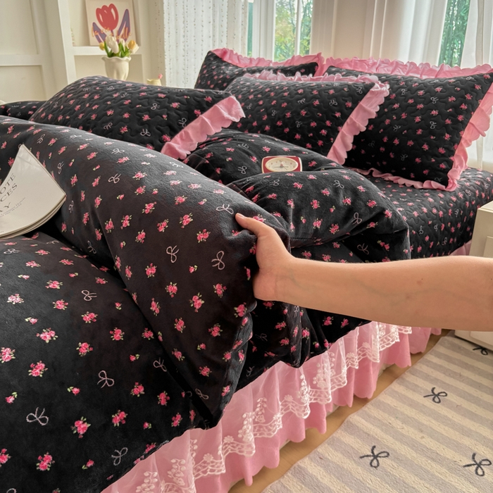 91家纺网 家纺一手货源 找家纺 浩浩家纺 2025新款舒适花边牛奶绒床盖四件套 粉花