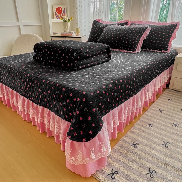 91家纺网 家纺一手货源 找家纺 浩浩家纺 2025新款舒适花边牛奶绒床盖四件套 粉花