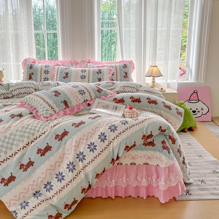 91家纺网 家纺一手货源 找家纺 浩浩家纺 2025新款舒适花边牛奶绒床盖四件套 欢乐狗