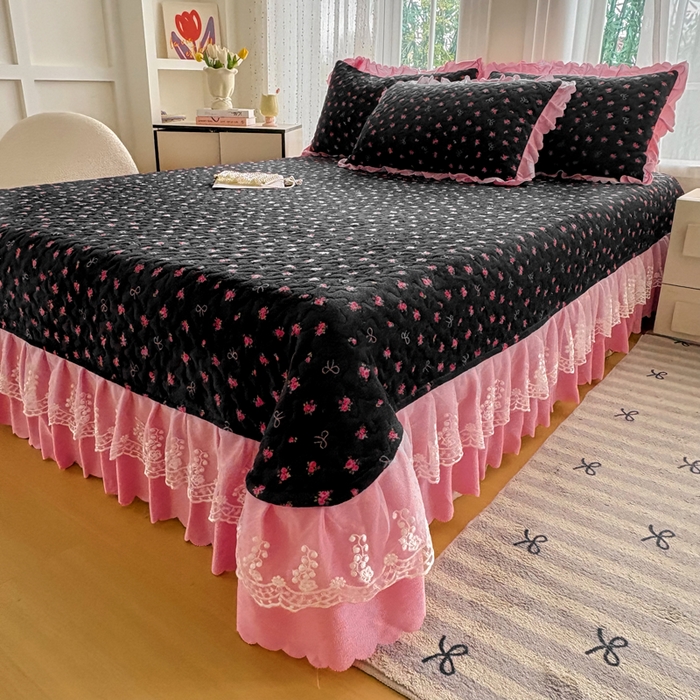 91家纺网 家纺一手货源 找家纺 浩浩家纺 2025新款舒适花边牛奶绒床盖四件套 粉花