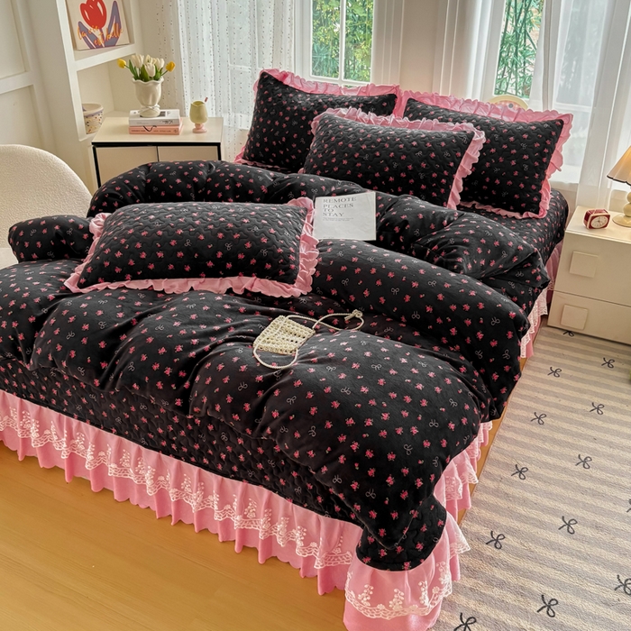 91家纺网 家纺一手货源 找家纺 浩浩家纺 2025新款舒适花边牛奶绒床盖四件套 粉花