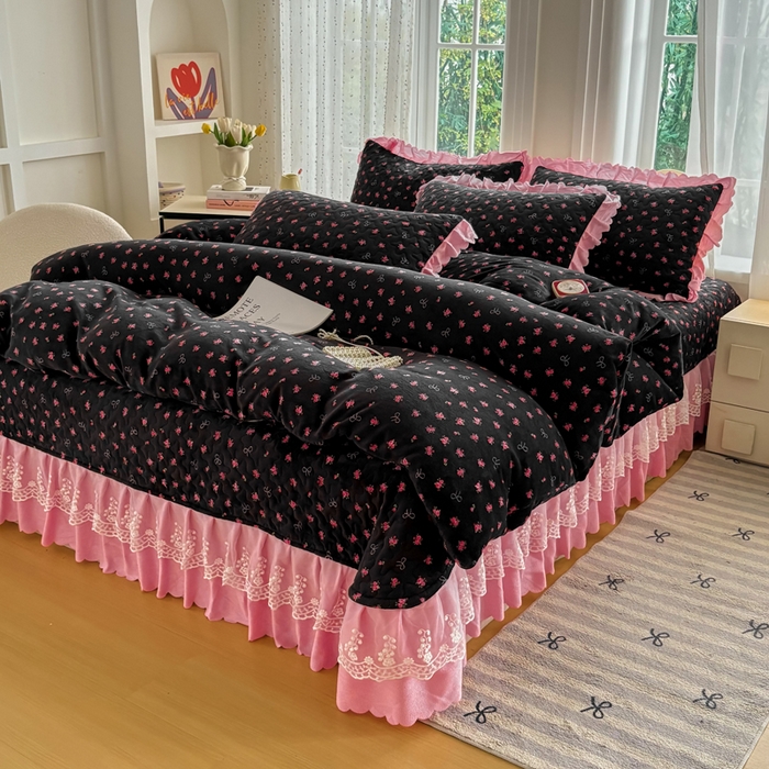 91家纺网 家纺一手货源 找家纺 浩浩家纺 2025新款舒适花边牛奶绒床盖四件套 粉花