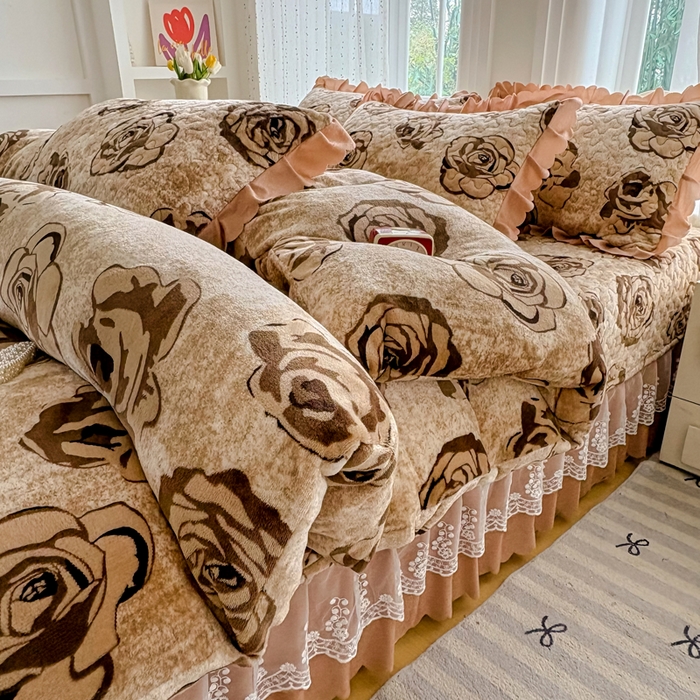 91家纺网 家纺一手货源 找家纺 浩浩家纺 2025新款舒适花边牛奶绒床盖四件套 花影棕