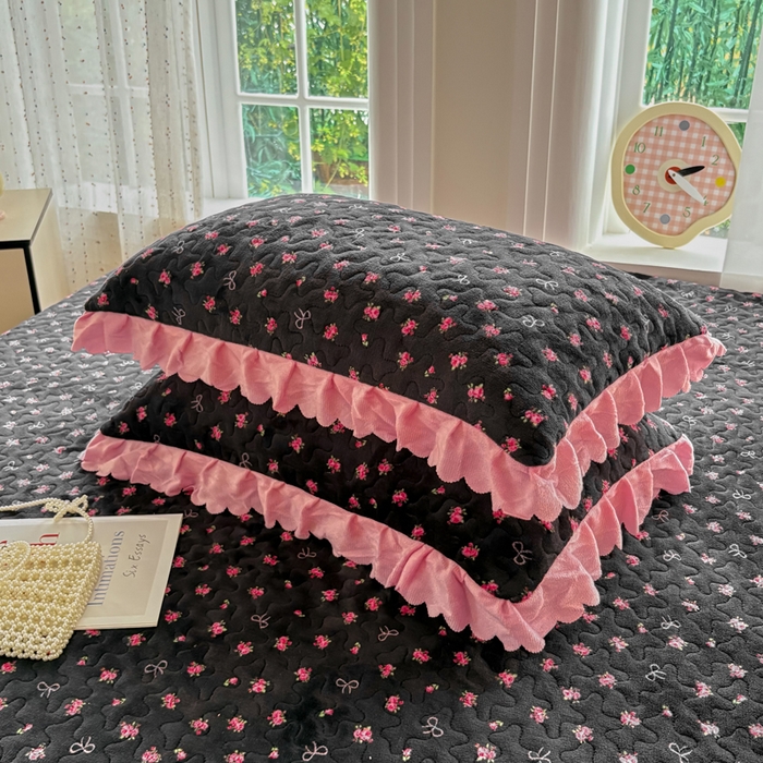 91家纺网 家纺一手货源 找家纺 浩浩家纺 2025新款舒适花边牛奶绒床盖四件套 粉花