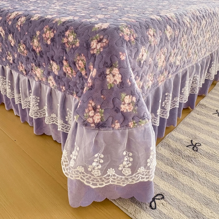 91家纺网 家纺一手货源 找家纺 浩浩家纺 2025新款舒适花边牛奶绒床盖四件套 手捧花