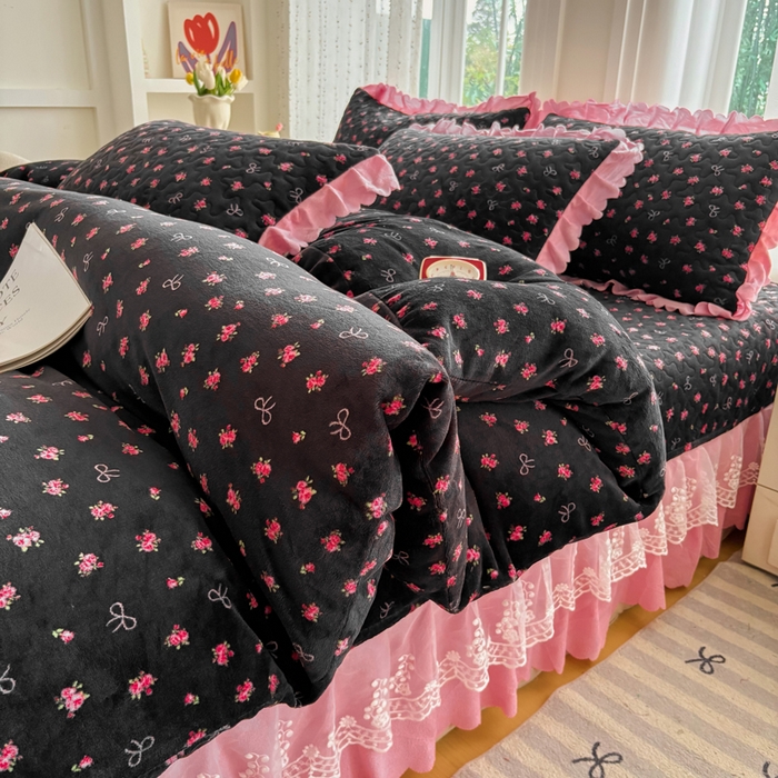 91家纺网 家纺一手货源 找家纺 浩浩家纺 2025新款舒适花边牛奶绒床盖四件套 粉花