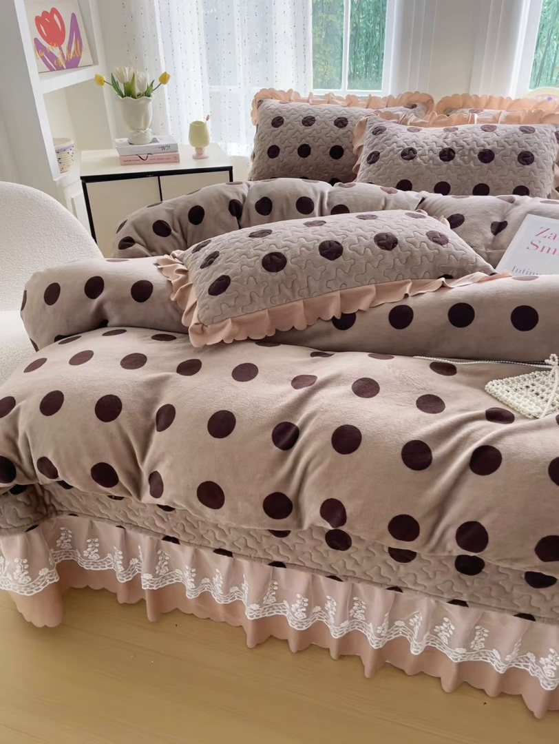 91家纺网 家纺一手货源 找家纺 浩浩家纺 2025新款舒适花边牛奶绒床盖四件套 圆点