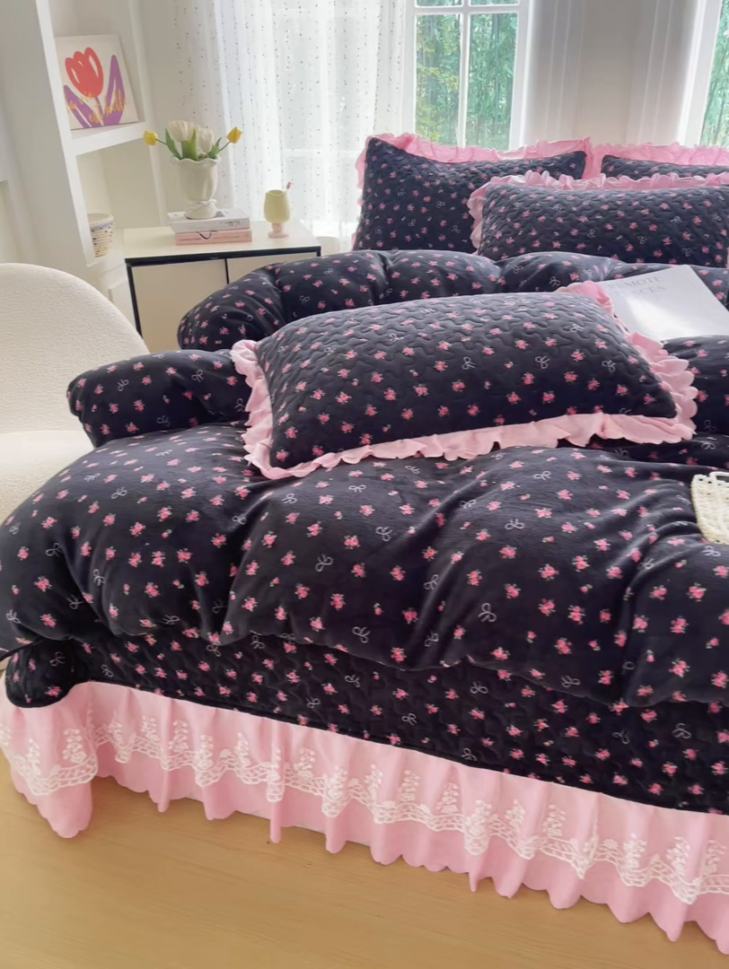 91家纺网 家纺一手货源 找家纺 浩浩家纺 2025新款舒适花边牛奶绒床盖四件套 粉花