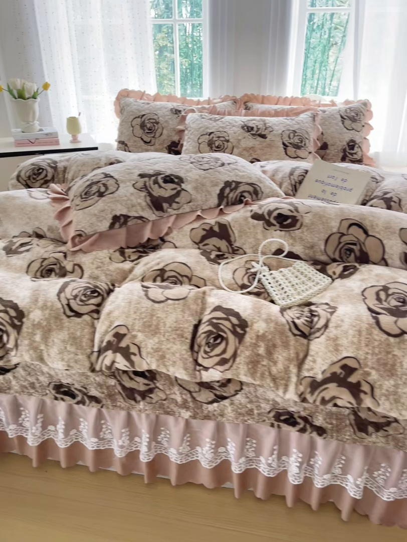 91家纺网 家纺一手货源 找家纺 浩浩家纺 2025新款舒适花边牛奶绒床盖四件套 花影棕