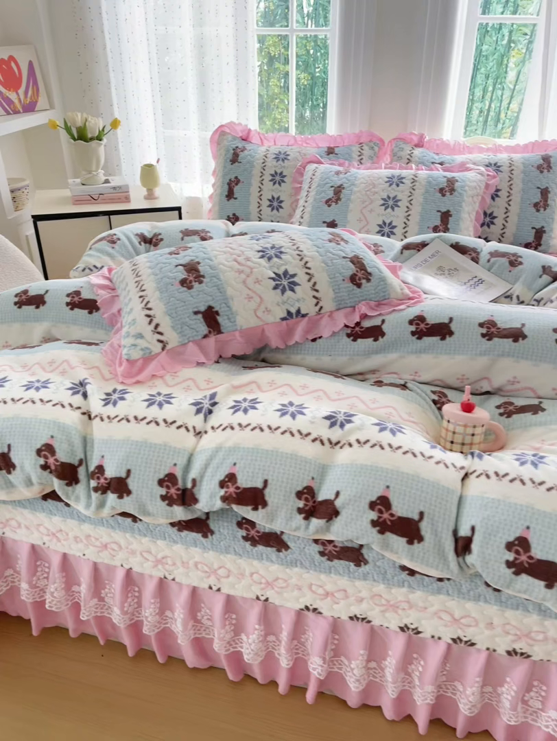 91家纺网 家纺一手货源 找家纺 浩浩家纺 2025新款舒适花边牛奶绒床盖四件套 欢乐狗