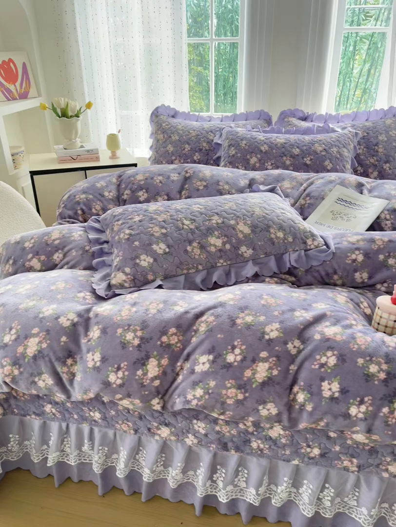 91家纺网 家纺一手货源 找家纺 浩浩家纺 2025新款舒适花边牛奶绒床盖四件套 手捧花