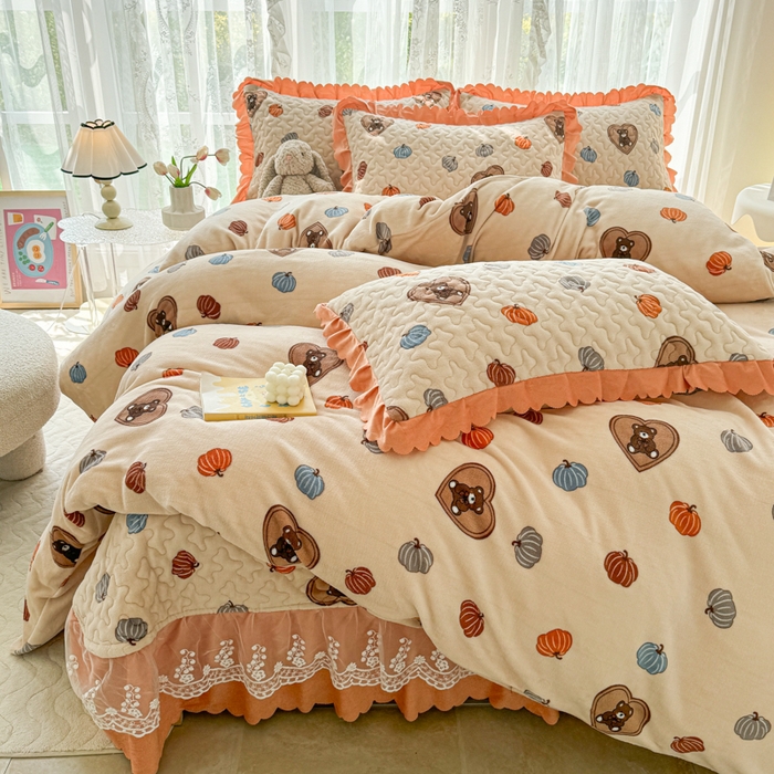 91家纺网 家纺一手货源 找家纺 浩浩家纺 2025新款舒适花边牛奶绒床盖四件套 爱心小熊