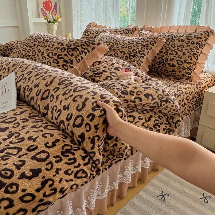 91家纺网 家纺一手货源 找家纺 浩浩家纺 2025新款舒适花边牛奶绒床盖四件套 豹纹