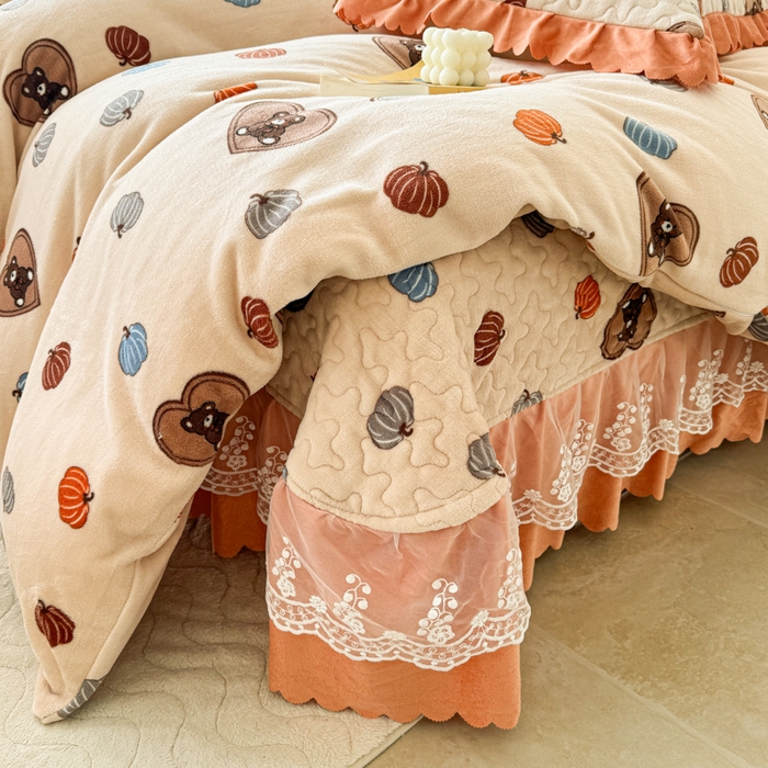 91家纺网 家纺一手货源 找家纺 浩浩家纺 2025新款舒适花边牛奶绒床盖四件套 爱心小熊