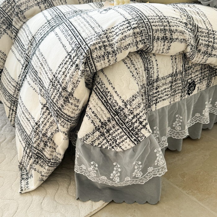 91家纺网 家纺一手货源 找家纺 浩浩家纺 2025新款舒适花边牛奶绒床盖四件套 山茶花