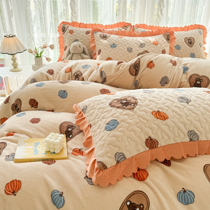 91家纺网 家纺一手货源 找家纺 浩浩家纺 2025新款舒适花边牛奶绒床盖四件套 爱心小熊