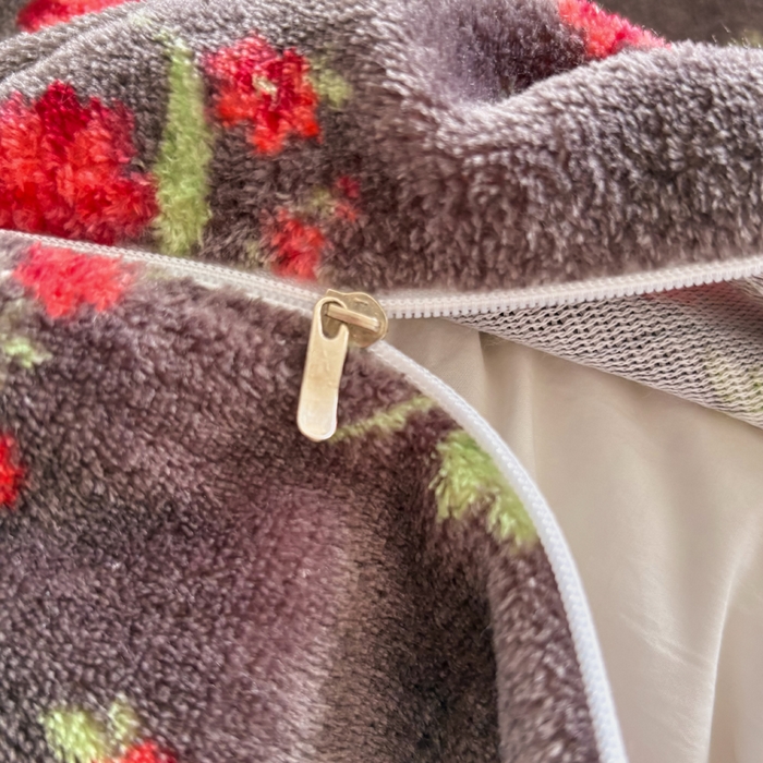 91家纺网 家纺一手货源 找家纺 浩浩家纺 2025新款舒适花边牛奶绒床盖四件套 红花