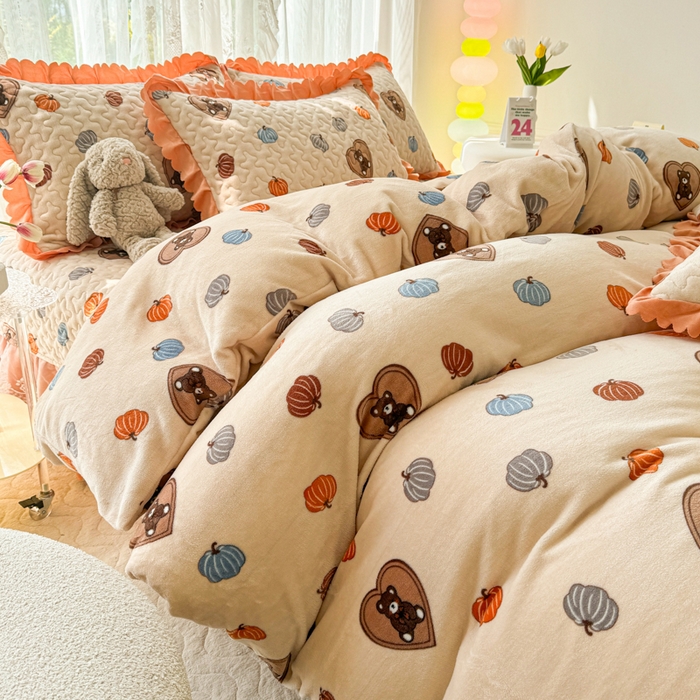 91家纺网 家纺一手货源 找家纺 浩浩家纺 2025新款舒适花边牛奶绒床盖四件套 爱心小熊