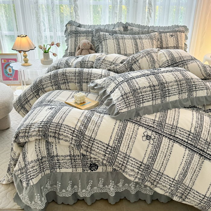 91家纺网 家纺一手货源 找家纺 浩浩家纺 2025新款舒适花边牛奶绒床盖四件套 山茶花