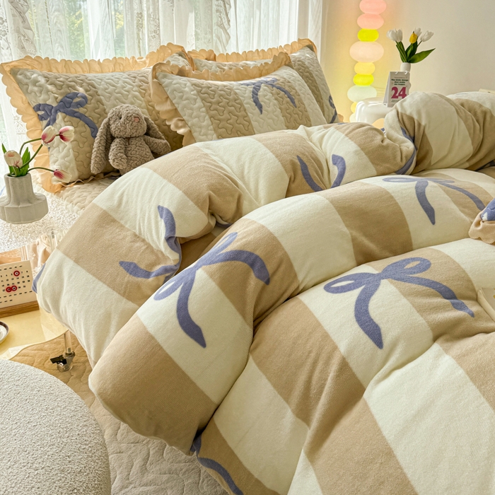 91家纺网 家纺一手货源 找家纺 浩浩家纺 2025新款舒适花边牛奶绒床盖四件套 简约蝴蝶结