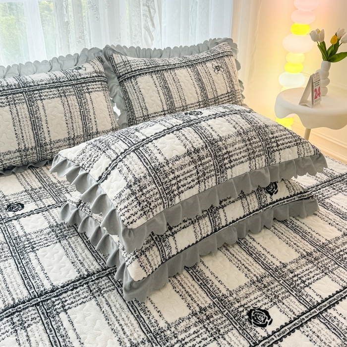 91家纺网 家纺一手货源 找家纺 浩浩家纺 2025新款舒适花边牛奶绒床盖四件套 山茶花