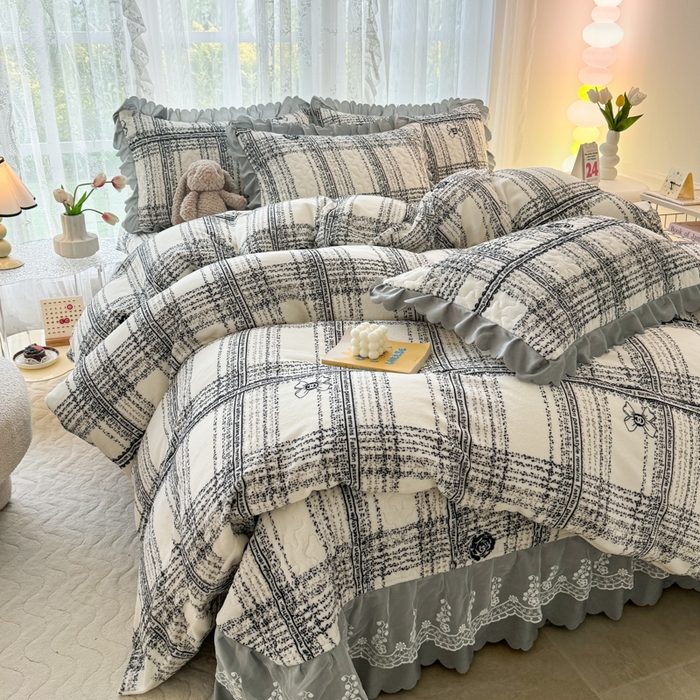 91家纺网 家纺一手货源 找家纺 浩浩家纺 2025新款舒适花边牛奶绒床盖四件套 山茶花