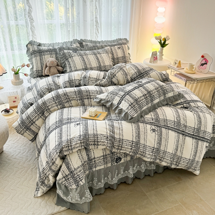 91家纺网 家纺一手货源 找家纺 浩浩家纺 2025新款舒适花边牛奶绒床盖四件套 山茶花