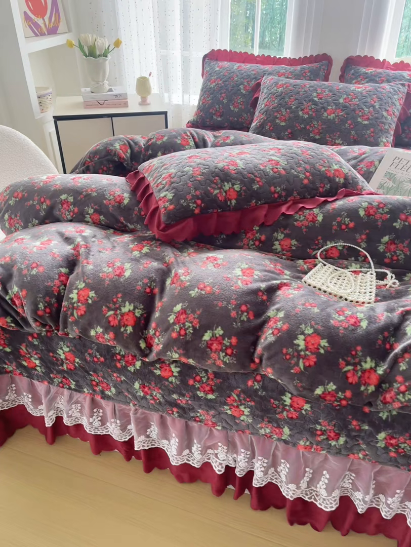 91家纺网 家纺一手货源 找家纺 浩浩家纺 2025新款舒适花边牛奶绒床盖四件套 红花