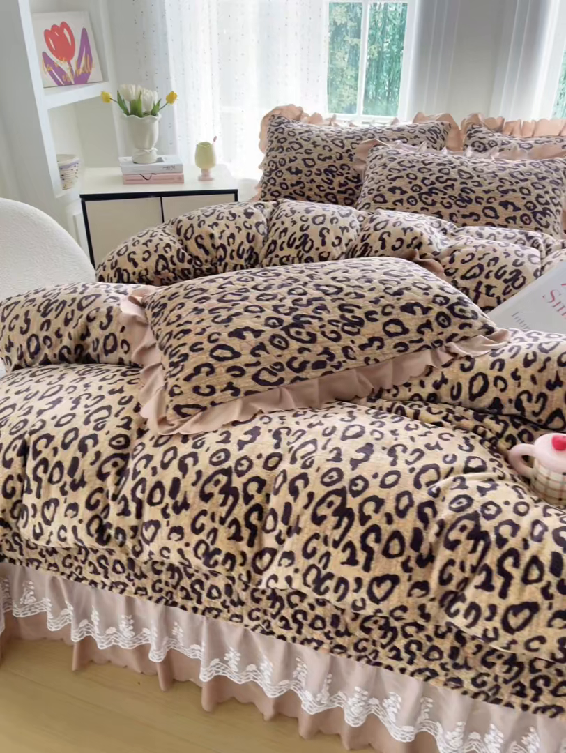 91家纺网 家纺一手货源 找家纺 浩浩家纺 2025新款舒适花边牛奶绒床盖四件套 豹纹