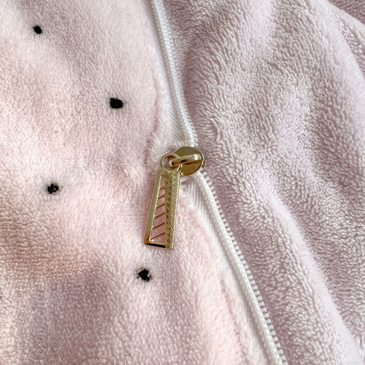 91家纺网 家纺一手货源 找家纺 番茄+ 2025新款牛奶绒贴布绣西高地抱枕被 波点-粉