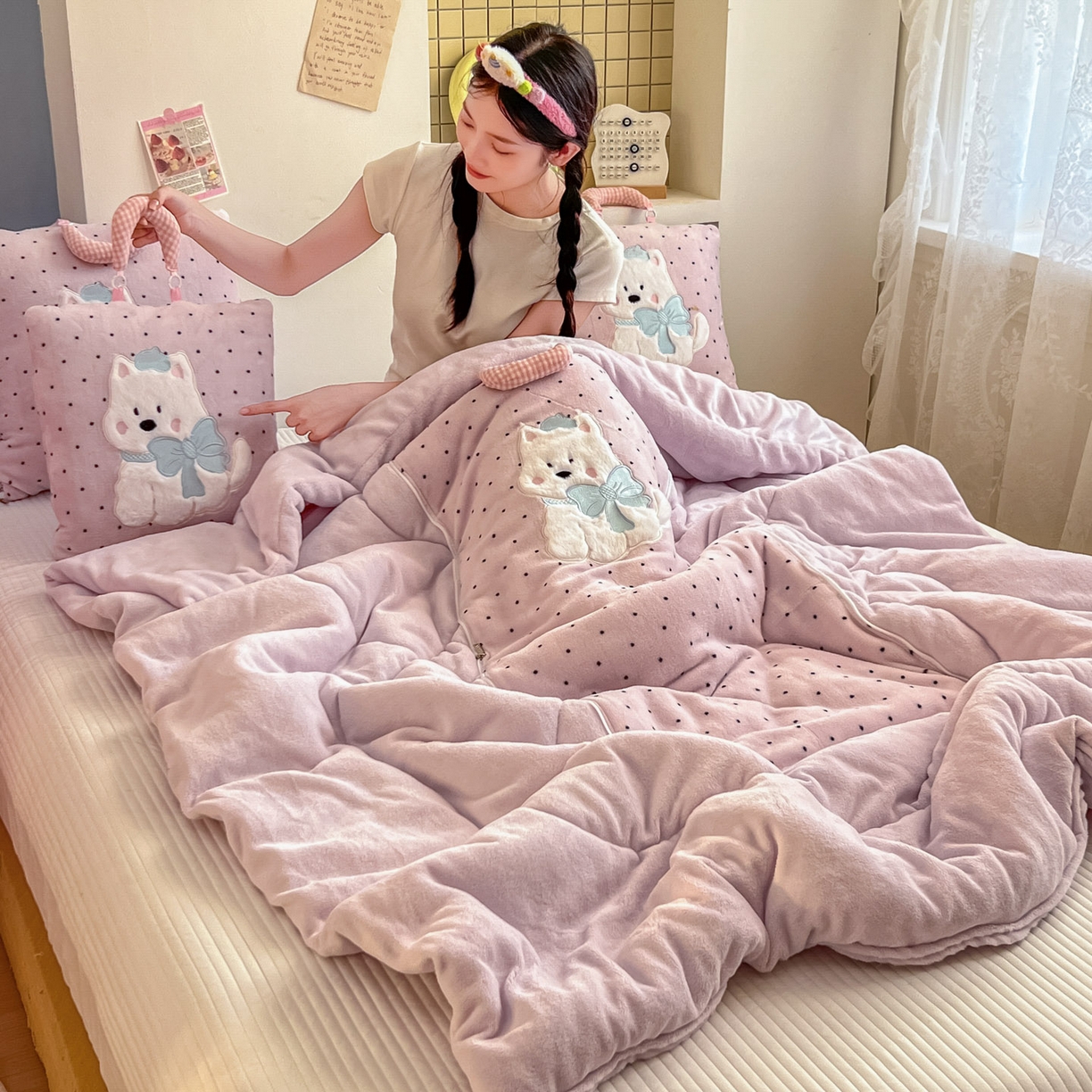 91家纺网 家纺一手货源 找家纺 番茄+ 2025新款牛奶绒贴布绣西高地抱枕被 波点-粉