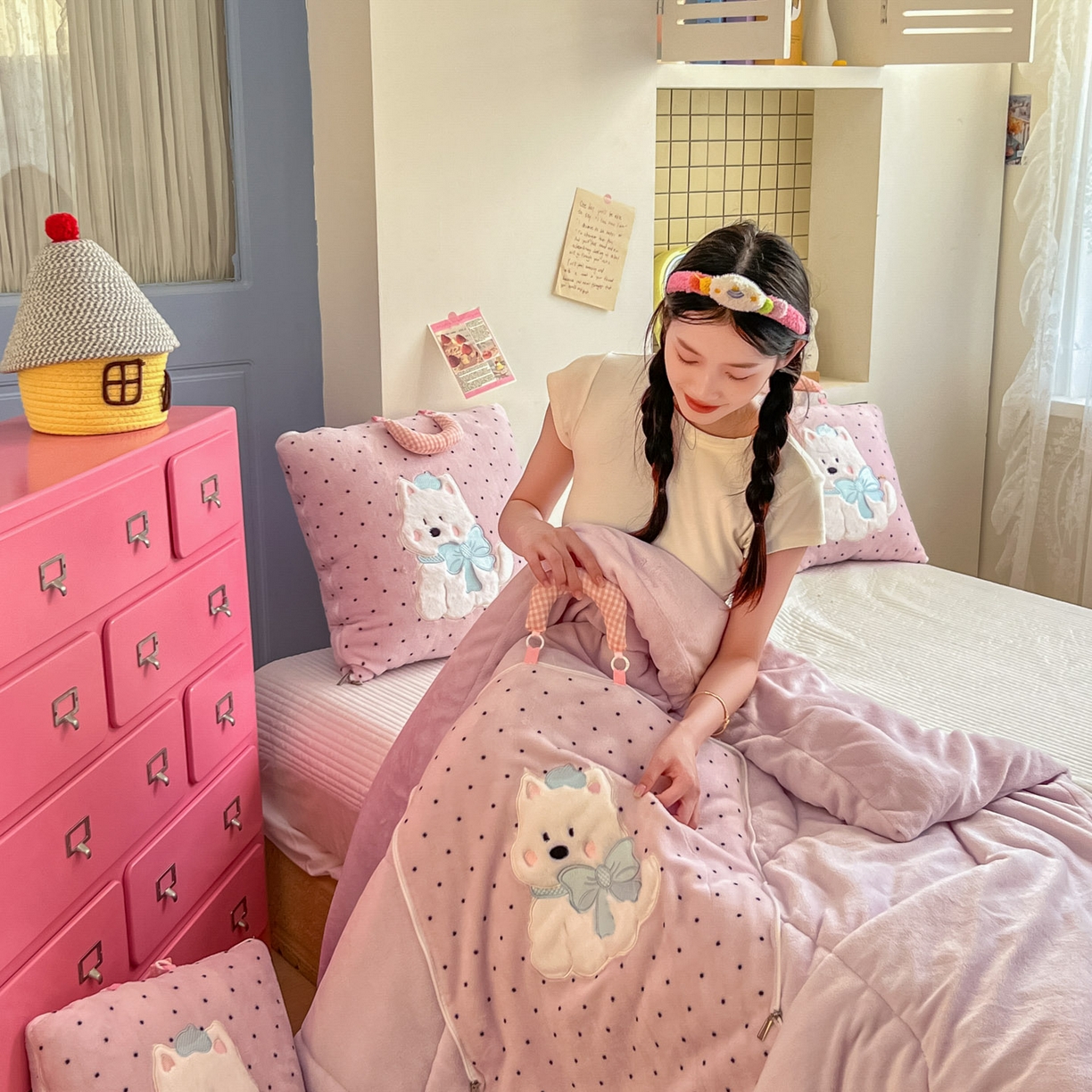 91家纺网 家纺一手货源 找家纺 番茄+ 2025新款牛奶绒贴布绣西高地抱枕被 波点-粉