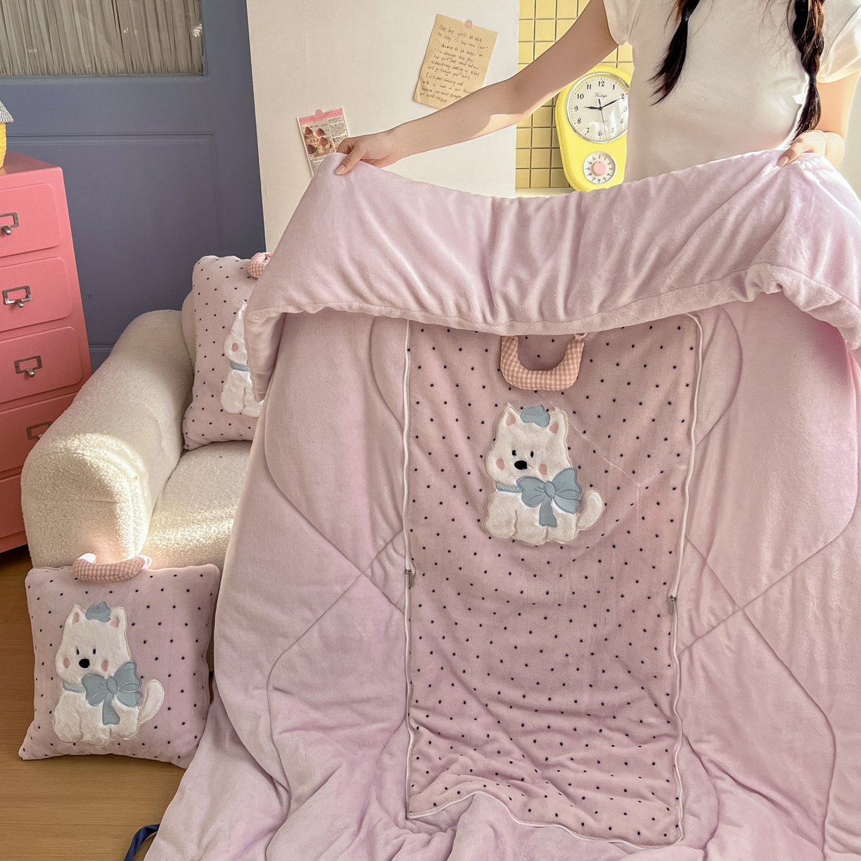 91家纺网 家纺一手货源 找家纺 番茄+ 2025新款牛奶绒贴布绣西高地抱枕被 波点-粉